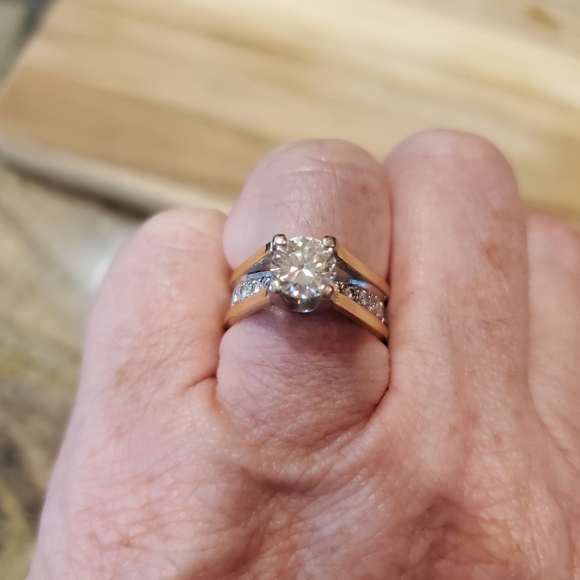 Beautiful Diamond Ring - Picture 2 of 5